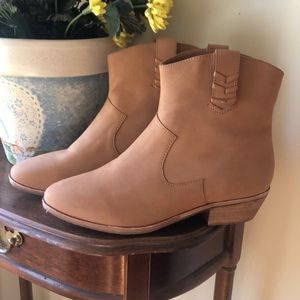 Brand new Jack Rogers tan booties